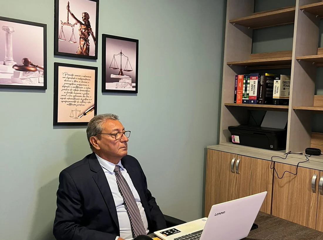 Luiz Aparecido Ferreira em ambiente de trabalho no escritório
